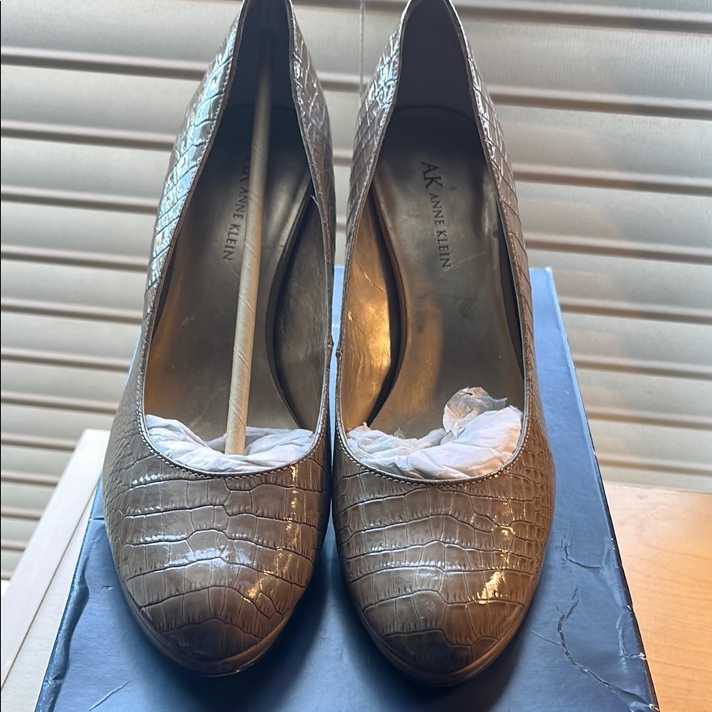 Anne Klein Brown Croc-Embossed Heels